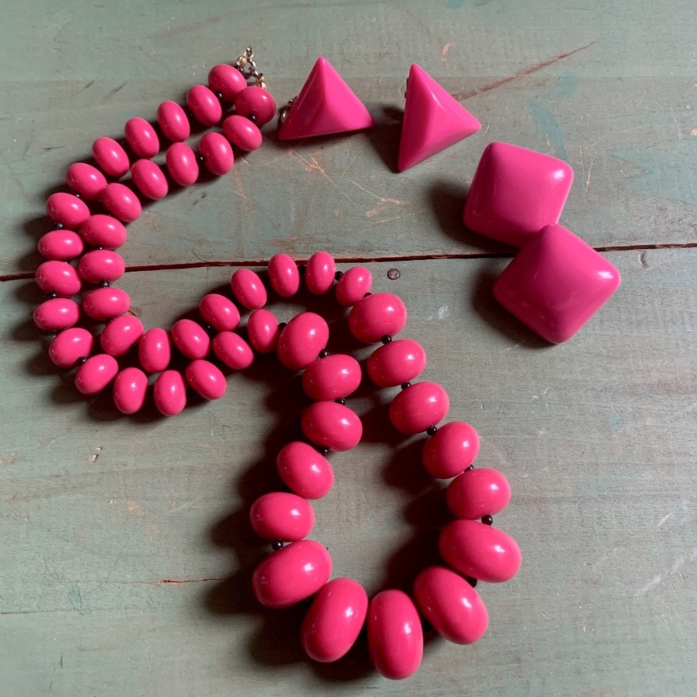 💕 70's Pink Bead Necklace, Pink Square Post & Pink Triangle Clip On Earrings💕